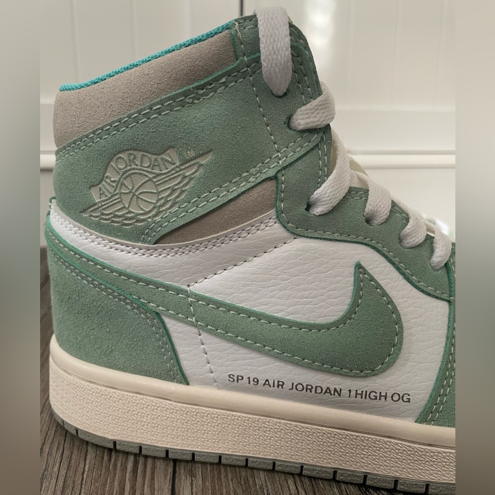 Rare Nike Air Jordan 1 Retro High OG “Turbo Green” Size 7 Men/8.5 Women - Picture 4 of 16
